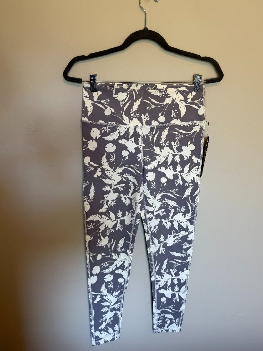 Mono B Floral Print High Waisted Leggings Gray White Size L NWT